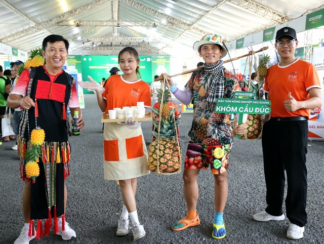 Những hình ảnh vui nhộn tại giải marathon quốc tế đầu tiên của TP Cần Thơ mới- Ảnh 6. Những hình ảnh vui nhộn tại giải marathon quốc tế đầu tiên của TP Cần Thơ mới- Ảnh 6.