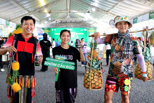 Những hình ảnh vui nhộn tại giải marathon quốc tế đầu tiên của TP Cần Thơ mới- Ảnh 7. Những hình ảnh vui nhộn tại giải marathon quốc tế đầu tiên của TP Cần Thơ mới- Ảnh 7.
