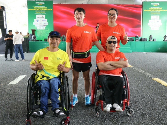 Những hình ảnh vui nhộn tại giải marathon quốc tế đầu tiên của TP Cần Thơ mới- Ảnh 8. Những hình ảnh vui nhộn tại giải marathon quốc tế đầu tiên của TP Cần Thơ mới- Ảnh 8.
