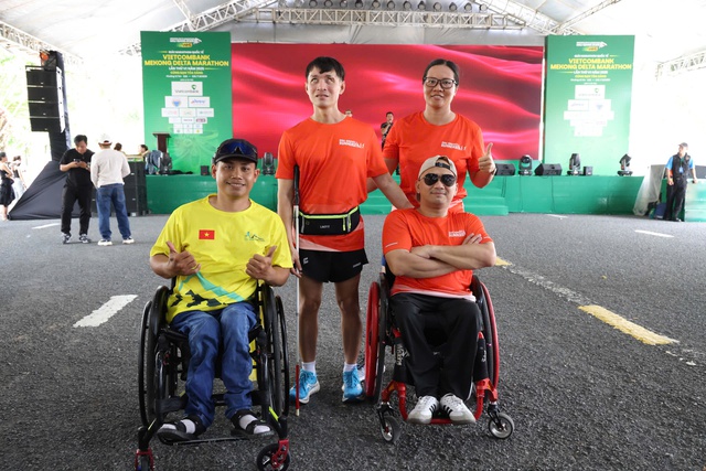 Những hình ảnh vui nhộn tại giải marathon quốc tế đầu tiên của TP Cần Thơ mới- Ảnh 13. Những hình ảnh vui nhộn tại giải marathon quốc tế đầu tiên của TP Cần Thơ mới- Ảnh 13.