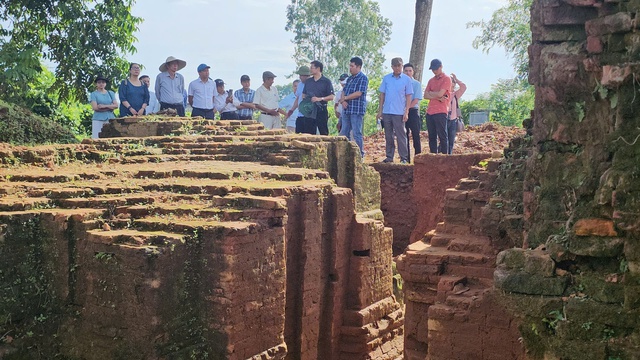 Phát hiện bất ngờ trong lần 2 khai quật tháp đôi hơn ngàn năm tuổi ở TP Huế- Ảnh 2. Phát hiện bất ngờ trong lần 2 khai quật tháp đôi hơn ngàn năm tuổi ở TP Huế- Ảnh 2.
