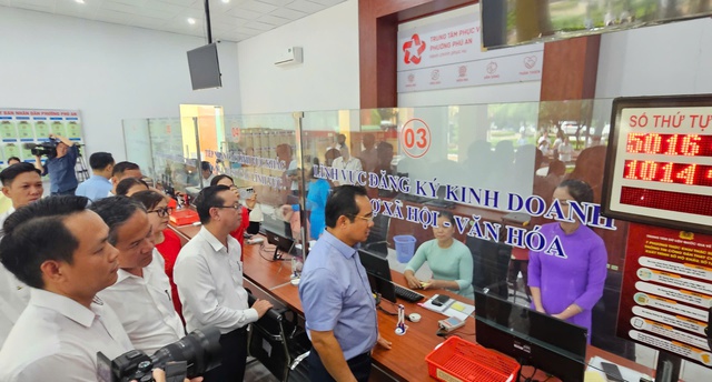 Hình ảnh Chủ tịch UBND TP HCM khảo sát tại Trung tâm Phục vụ hành chính công phường Phú An- Ảnh 2. Hình ảnh Chủ tịch UBND TP HCM khảo sát tại Trung tâm Phục vụ hành chính công phường Phú An- Ảnh 2.