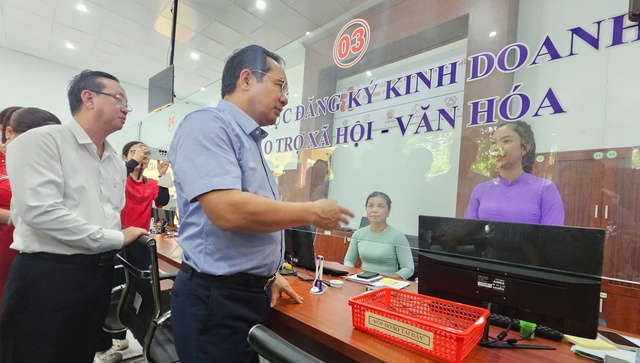 Hình ảnh Chủ tịch UBND TP HCM khảo sát tại Trung tâm Phục vụ hành chính công phường Phú An- Ảnh 3. Hình ảnh Chủ tịch UBND TP HCM khảo sát tại Trung tâm Phục vụ hành chính công phường Phú An- Ảnh 3.