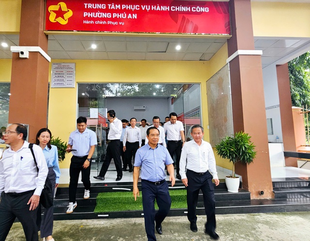 Hình ảnh Chủ tịch UBND TP HCM khảo sát tại Trung tâm Phục vụ hành chính công phường Phú An- Ảnh 5. Hình ảnh Chủ tịch UBND TP HCM khảo sát tại Trung tâm Phục vụ hành chính công phường Phú An- Ảnh 5.