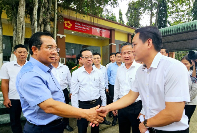 Hình ảnh Chủ tịch UBND TP HCM khảo sát tại Trung tâm Phục vụ hành chính công phường Phú An- Ảnh 6. Hình ảnh Chủ tịch UBND TP HCM khảo sát tại Trung tâm Phục vụ hành chính công phường Phú An- Ảnh 6.