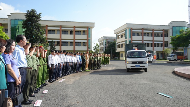 Những hình ảnh tại lễ ra quân trấn áp tội phạm ở Đồng Tháp- Ảnh 4. Những hình ảnh tại lễ ra quân trấn áp tội phạm ở Đồng Tháp- Ảnh 4.
