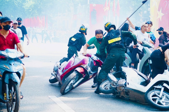 "Báo thủ" náo loạn, bị nữ CSGT kẹp cổ quật ngã- Ảnh 9. "Báo thủ" náo loạn, bị nữ CSGT kẹp cổ quật ngã- Ảnh 9.