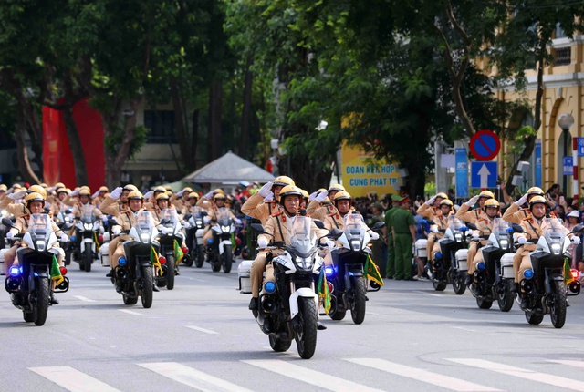 "Báo thủ" náo loạn, bị nữ CSGT kẹp cổ quật ngã- Ảnh 1. "Báo thủ" náo loạn, bị nữ CSGT kẹp cổ quật ngã- Ảnh 1.