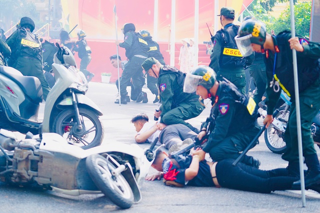 Nữ "báo thủ" xinh đẹp náo loạn hồ Gươm gây bão mạng là ai?- Ảnh 8. Nữ "báo thủ" xinh đẹp náo loạn hồ Gươm gây bão mạng là ai?- Ảnh 8.