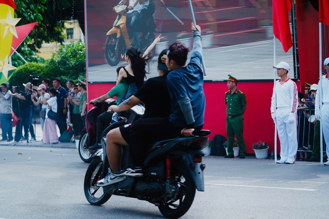 "Báo thủ" náo loạn, bị nữ CSGT kẹp cổ quật ngã- Ảnh 6. "Báo thủ" náo loạn, bị nữ CSGT kẹp cổ quật ngã- Ảnh 6.