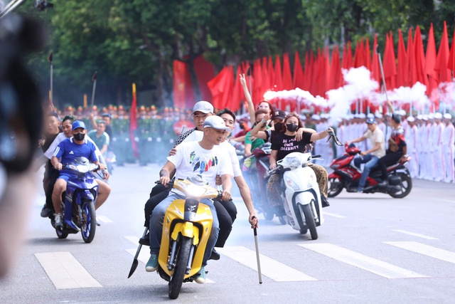 "Báo thủ" náo loạn, bị nữ CSGT kẹp cổ quật ngã- Ảnh 5. "Báo thủ" náo loạn, bị nữ CSGT kẹp cổ quật ngã- Ảnh 5.