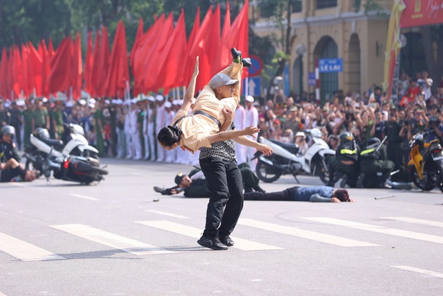 "Báo thủ" náo loạn, bị nữ CSGT kẹp cổ quật ngã- Ảnh 10. "Báo thủ" náo loạn, bị nữ CSGT kẹp cổ quật ngã- Ảnh 10.