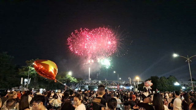 Hàng vạn người thưởng thức pháo hoa Mỹ Đình trong đêm nghệ thuật rực rỡ - Ảnh 1. Hàng vạn người thưởng thức pháo hoa Mỹ Đình trong đêm nghệ thuật rực rỡ - Ảnh 1.