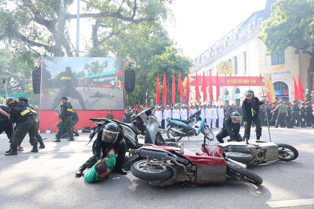 "Báo thủ" náo loạn, bị nữ CSGT kẹp cổ quật ngã- Ảnh 7. "Báo thủ" náo loạn, bị nữ CSGT kẹp cổ quật ngã- Ảnh 7.