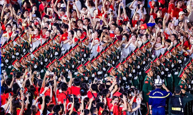 Hàng vạn người thưởng thức pháo hoa Mỹ Đình trong đêm nghệ thuật rực rỡ - Ảnh 8. Hàng vạn người thưởng thức pháo hoa Mỹ Đình trong đêm nghệ thuật rực rỡ - Ảnh 8.