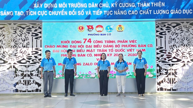 Báo Người Lao Động tặng Cờ Tổ quốc cho phường Bàn Cờ chào mừng Đại hội MTTQ - Ảnh 2.