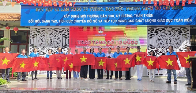 Báo Người Lao Động tặng Cờ Tổ quốc cho phường Bàn Cờ chào mừng Đại hội MTTQ - Ảnh 5.
