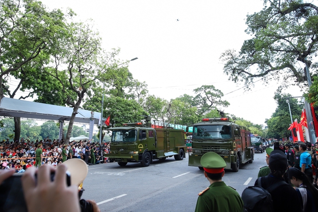 "Báo thủ" náo loạn, bị nữ CSGT kẹp cổ quật ngã- Ảnh 4. "Báo thủ" náo loạn, bị nữ CSGT kẹp cổ quật ngã- Ảnh 4.
