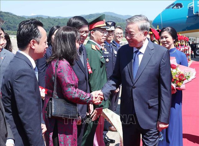 Tổng Bí thư Tô Lâm và Phu nhân tới Seoul, bắt đầu thăm cấp Nhà nước Hàn Quốc- Ảnh 3. Tổng Bí thư Tô Lâm và Phu nhân tới Seoul, bắt đầu thăm cấp Nhà nước Hàn Quốc- Ảnh 3.