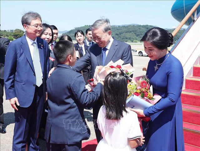 Tổng Bí thư Tô Lâm và Phu nhân tới Seoul, bắt đầu thăm cấp Nhà nước Hàn Quốc- Ảnh 2. Tổng Bí thư Tô Lâm và Phu nhân tới Seoul, bắt đầu thăm cấp Nhà nước Hàn Quốc- Ảnh 2.