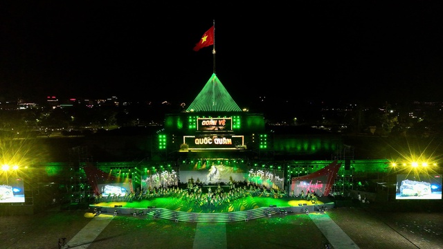 Tổng Bí thư Tô Lâm dự Chương trình chính luận nghệ thuật "Dưới cờ vinh quang" - Ảnh 5.