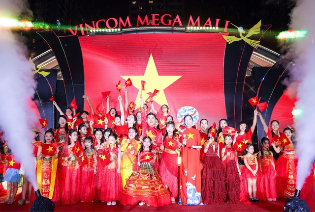 Vincom khởi động chiến dịch “Tự hào sao Việt” - Ảnh 3. Vincom khởi động chiến dịch “Tự hào sao Việt” - Ảnh 3.