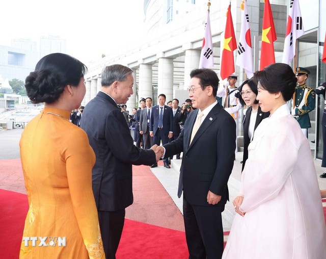 21 loạt đại bác chào mừng Tổng Bí thư Tô Lâm và phu nhân thăm cấp Nhà nước Hàn Quốc- Ảnh 3. 21 loạt đại bác chào mừng Tổng Bí thư Tô Lâm và phu nhân thăm cấp Nhà nước Hàn Quốc - Ảnh 2.