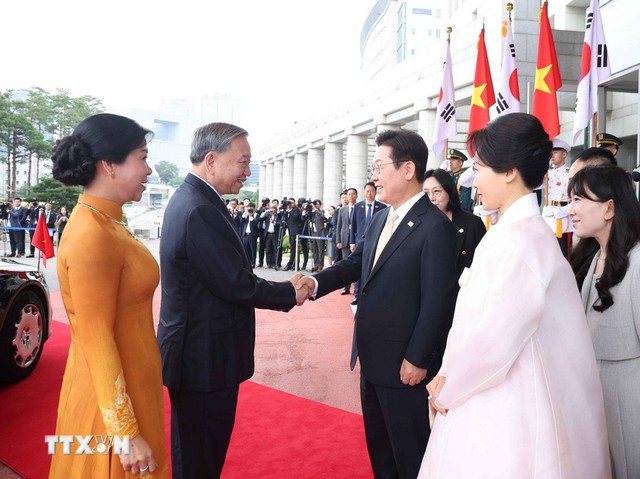21 loạt đại bác chào mừng Tổng Bí thư Tô Lâm và phu nhân thăm cấp Nhà nước Hàn Quốc- Ảnh 4. 21 loạt đại bác chào mừng Tổng Bí thư Tô Lâm và phu nhân thăm cấp Nhà nước Hàn Quốc - Ảnh 3.