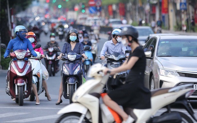 Cần lộ trình và giải pháp hỗ trợ cấm xe máy xăng tại Vành đai 1 Hà Nội - Ảnh 3.