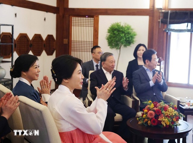 Tổng Bí thư Tô Lâm và Phu nhân cùng Tổng thống Hàn Quốc và Phu nhân dự tiệc trà- Ảnh 16. Tổng Bí thư Tô Lâm và Phu nhân cùng Tổng thống Hàn Quốc và Phu nhân dự tiệc trà- Ảnh 16.