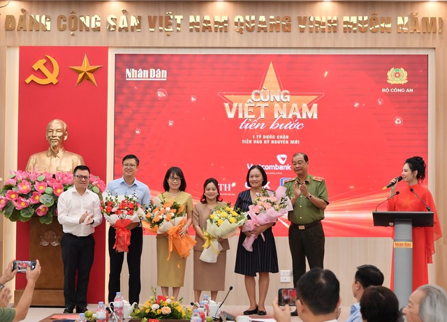 Vietcombank đồng hành chương trình “Cùng Việt Nam tiến bước”, lan tỏa thông điệp “1 tỉ bước xanh”- Ảnh 1.