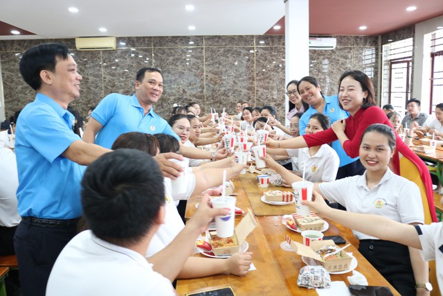 Ấm áp "Bữa cơm Công đoàn" ở phường An Hội Tây- Ảnh 1. Ấm áp "Bữa cơm Công đoàn" ở phường An Hội Tây- Ảnh 1.