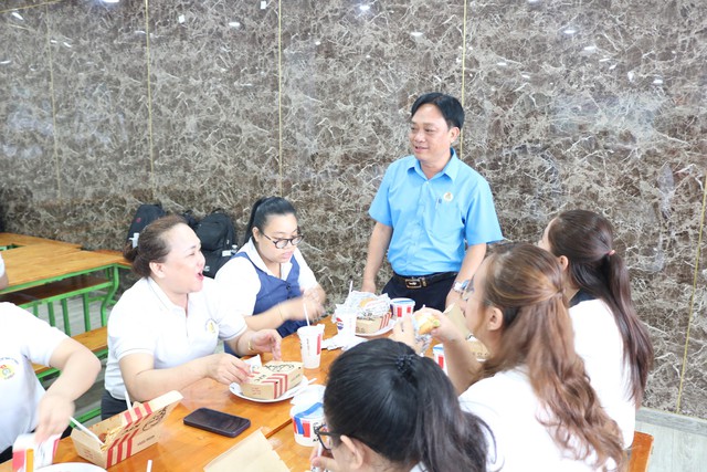 Ấm áp "Bữa cơm Công đoàn" ở phường An Hội Tây- Ảnh 2. Ấm áp "Bữa cơm Công đoàn" ở phường An Hội Tây- Ảnh 2.