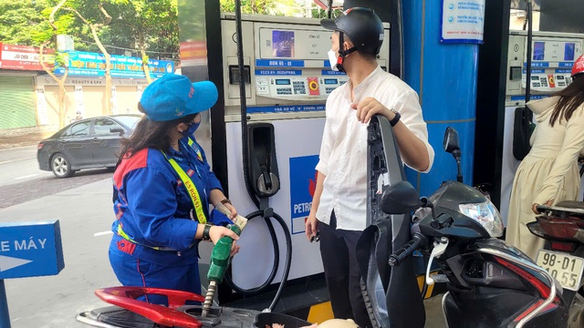 Xăng dầu cùng giảm giá, dầu diesel giảm mạnh nhất hơn 700 đồng/lít- Ảnh 1. Xăng dầu cùng giảm giá, dầu diesel giảm mạnh nhất hơn 700 đồng/lít- Ảnh 1.