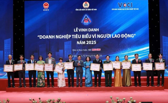 Vinh danh 28 doanh nghiệp tiêu biểu vì Người lao động- Ảnh 1. Vinh danh 28 doanh nghiệp tiêu biểu vì Người lao động- Ảnh 1.