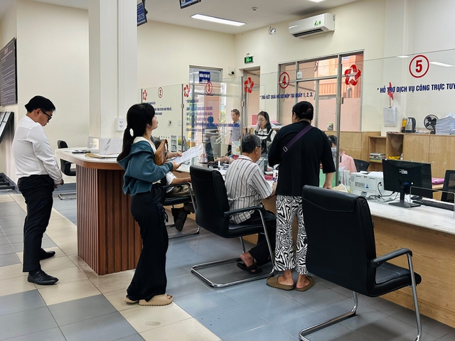 Những quầy hành chính còn sáng đèn - Ảnh 1.