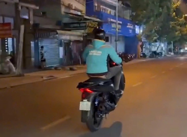 CSGT TP HCM đưa ra thông điệp nóng sau hàng loạt thanh niên "làm xiếc" trên đường- Ảnh 3. CSGT TP HCM đưa ra thông điệp nóng sau hàng loạt thanh niên "làm xiếc" trên đường- Ảnh 3.
