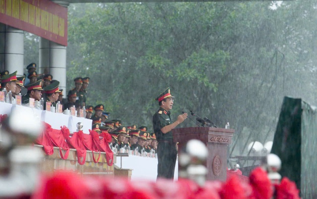 Đại tướng Phan Văn Giang động viên lực lượng diễu binh, diễu hành trong cơn mưa tầm tã- Ảnh 1. Đại tướng Phan Văn Giang động viên lực lượng diễu binh, diễu hành trong cơn mưa tầm tã- Ảnh 1.