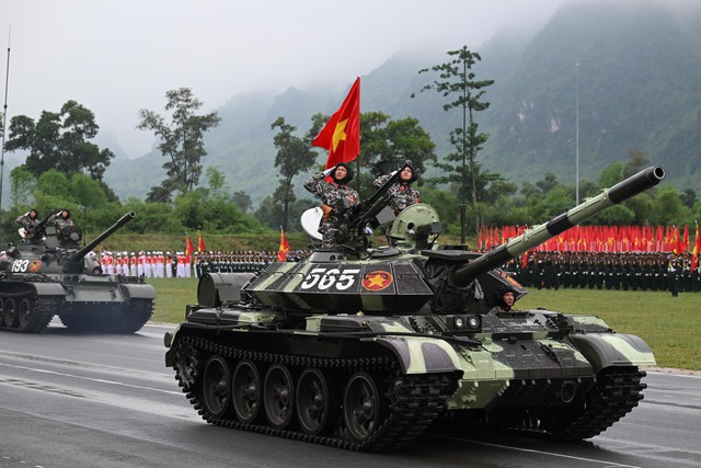 VIDEO: Hơn 16.000 cán bộ, chiến sĩ hợp luyện diễu binh, diễu hành dưới trời mưa tầm tã- Ảnh 11. VIDEO: Hơn 16.000 cán bộ, chiến sĩ hợp luyện diễu binh, diễu hành dưới trời mưa tầm tã- Ảnh 11.