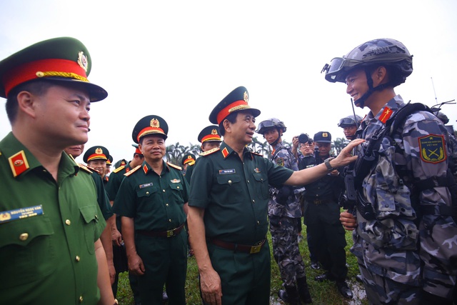 Đại tướng Phan Văn Giang động viên lực lượng diễu binh, diễu hành trong cơn mưa tầm tã- Ảnh 3. Đại tướng Phan Văn Giang động viên lực lượng diễu binh, diễu hành trong cơn mưa tầm tã- Ảnh 3.