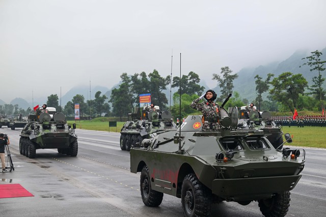 VIDEO: Hơn 16.000 cán bộ, chiến sĩ hợp luyện diễu binh, diễu hành dưới trời mưa tầm tã- Ảnh 14. VIDEO: Hơn 16.000 cán bộ, chiến sĩ hợp luyện diễu binh, diễu hành dưới trời mưa tầm tã- Ảnh 14.