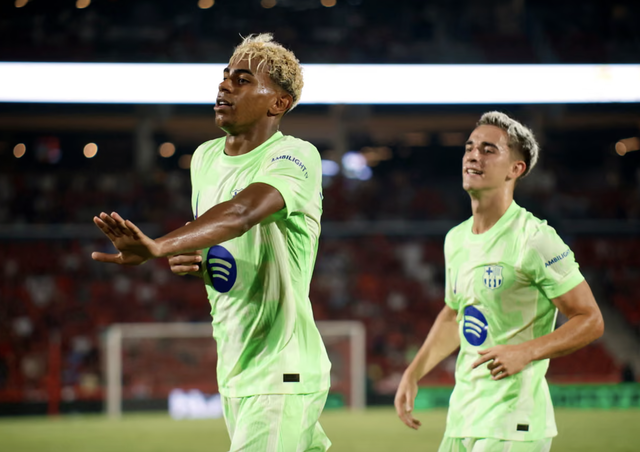 Lamine Yamal tỏa sáng, Barcelona đại thắng Mallorca 3-0 gây tranh cãi- Ảnh 4. Lamine Yamal tỏa sáng, Barcelona đại thắng Mallorca 3-0 gây tranh cãi- Ảnh 4.