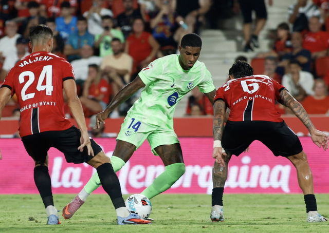 Lamine Yamal tỏa sáng, Barcelona đại thắng Mallorca 3-0 gây tranh cãi- Ảnh 6. Lamine Yamal tỏa sáng, Barcelona đại thắng Mallorca 3-0 gây tranh cãi- Ảnh 6.