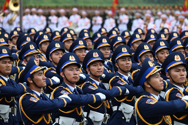 VIDEO: Hơn 16.000 cán bộ, chiến sĩ hợp luyện diễu binh, diễu hành dưới trời mưa tầm tã- Ảnh 5. VIDEO: Hơn 16.000 cán bộ, chiến sĩ hợp luyện diễu binh, diễu hành dưới trời mưa tầm tã- Ảnh 5.