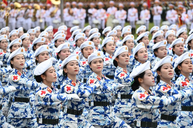 VIDEO: Hơn 16.000 cán bộ, chiến sĩ hợp luyện diễu binh, diễu hành dưới trời mưa tầm tã- Ảnh 4. VIDEO: Hơn 16.000 cán bộ, chiến sĩ hợp luyện diễu binh, diễu hành dưới trời mưa tầm tã- Ảnh 4.