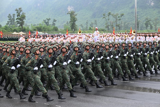 VIDEO: Hơn 16.000 cán bộ, chiến sĩ hợp luyện diễu binh, diễu hành dưới trời mưa tầm tã- Ảnh 8. VIDEO: Hơn 16.000 cán bộ, chiến sĩ hợp luyện diễu binh, diễu hành dưới trời mưa tầm tã- Ảnh 8.