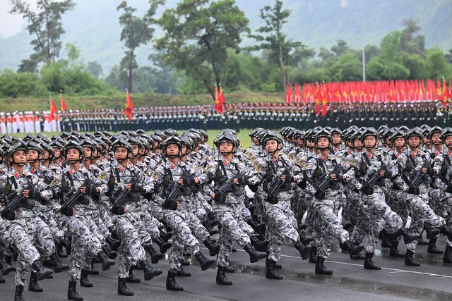 VIDEO: Hơn 16.000 cán bộ, chiến sĩ hợp luyện diễu binh, diễu hành dưới trời mưa tầm tã- Ảnh 7. VIDEO: Hơn 16.000 cán bộ, chiến sĩ hợp luyện diễu binh, diễu hành dưới trời mưa tầm tã- Ảnh 7.