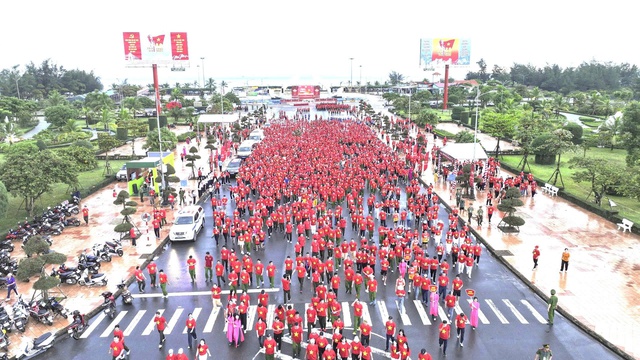 Hơn 5.000 người Quảng Trị cùng cả nước đi bộ "Cùng Việt Nam tiến bước"- Ảnh 11. Hơn 5.000 người Quảng Trị cùng cả nước đi bộ "Cùng Việt Nam tiến bước"- Ảnh 11.