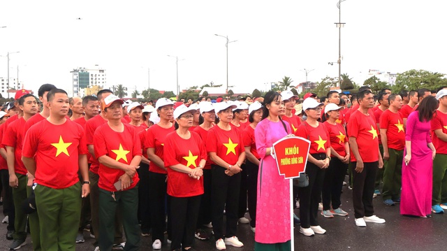 Hơn 5.000 người Quảng Trị cùng cả nước đi bộ "Cùng Việt Nam tiến bước"- Ảnh 10. Hơn 5.000 người Quảng Trị cùng cả nước đi bộ "Cùng Việt Nam tiến bước"- Ảnh 10.