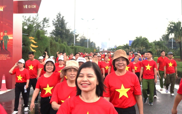 Hơn 5.000 người Quảng Trị cùng cả nước đi bộ "Cùng Việt Nam tiến bước"- Ảnh 8. Hơn 5.000 người Quảng Trị cùng cả nước đi bộ "Cùng Việt Nam tiến bước"- Ảnh 8.